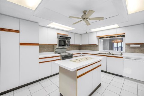 Condo in Saint Pete Beach, Florida, 2 bedrooms  № 1870354 - photo 9