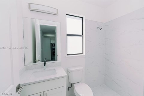 Immobilier commercial à vendre à Lehigh Acres, Floride: 208.29 m2 № 2081147 - photo 8