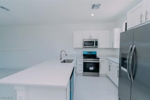 Immobilier commercial à vendre à Lehigh Acres, Floride: 208.29 m2 № 2081147 - photo 3