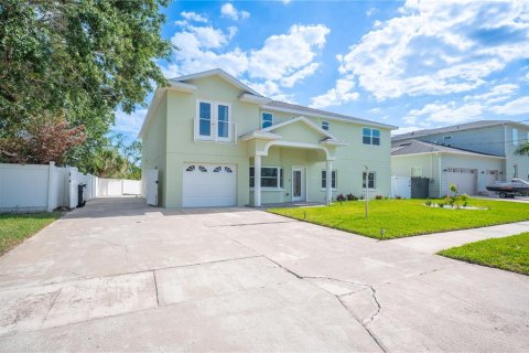 House in Tampa, Florida 7 bedrooms, 472.97 sq.m. № 1648332 - photo 28