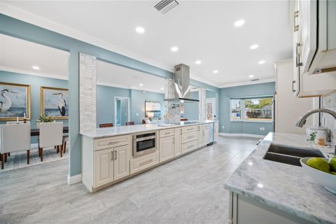 House in Tampa, Florida 7 bedrooms, 472.97 sq.m. № 1648332 - photo 10
