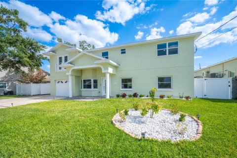 House in Tampa, Florida 7 bedrooms, 472.97 sq.m. № 1648332 - photo 27