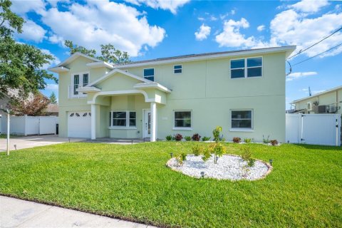 House in Tampa, Florida 7 bedrooms, 472.97 sq.m. № 1648332 - photo 26
