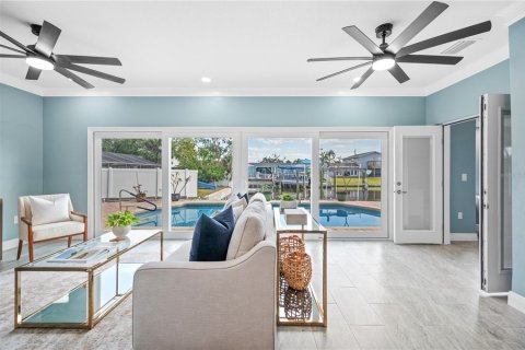 House in Tampa, Florida 7 bedrooms, 472.97 sq.m. № 1648332 - photo 17