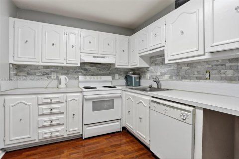 Condo in Margate, Florida, 2 bedrooms  № 1924783 - photo 8