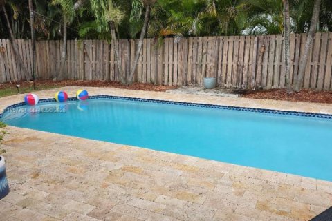 Casa en alquiler en Miami, Florida, 3 dormitorios, 198.9 m2 № 2011612 - foto 15