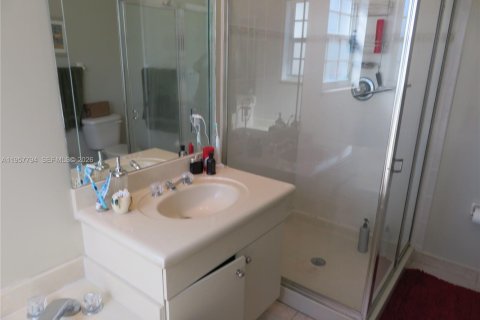 Casa en alquiler en Miami, Florida, 3 dormitorios, 198.9 m2 № 2011612 - foto 17