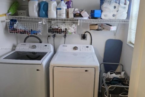 Casa en alquiler en Miami, Florida, 3 dormitorios, 198.9 m2 № 2011612 - foto 24