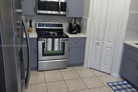 Casa en alquiler en Miami, Florida, 3 dormitorios, 198.9 m2 № 2011612 - foto 2