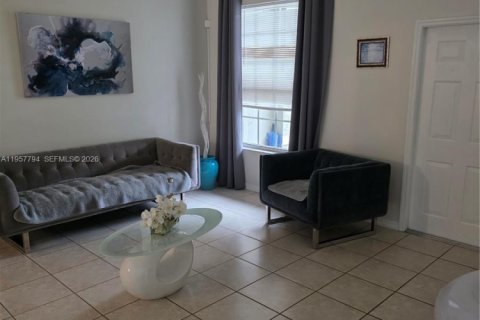 Casa en alquiler en Miami, Florida, 3 dormitorios, 198.9 m2 № 2011612 - foto 8