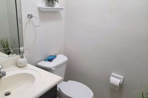 Casa en alquiler en Miami, Florida, 3 dormitorios, 198.9 m2 № 2011612 - foto 22