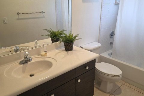 Casa en alquiler en Miami, Florida, 3 dormitorios, 198.9 m2 № 2011612 - foto 23