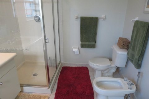 Casa en alquiler en Miami, Florida, 3 dormitorios, 198.9 m2 № 2011612 - foto 18