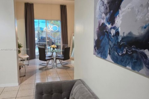 Casa en alquiler en Miami, Florida, 3 dormitorios, 198.9 m2 № 2011612 - foto 9