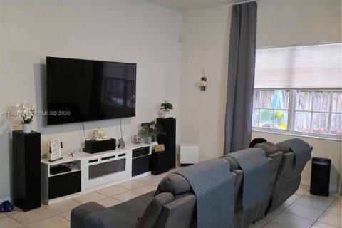 Casa en alquiler en Miami, Florida, 3 dormitorios, 198.9 m2 № 2011612 - foto 5