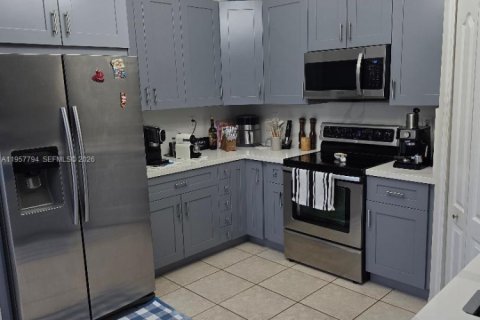 Casa en alquiler en Miami, Florida, 3 dormitorios, 198.9 m2 № 2011612 - foto 3