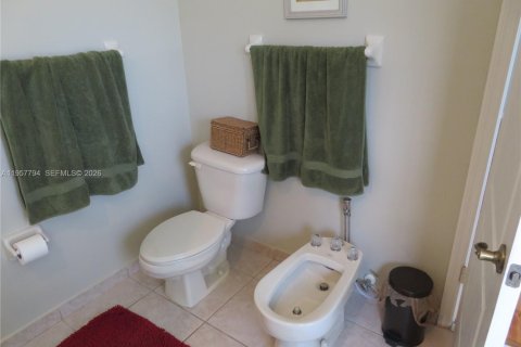 Casa en alquiler en Miami, Florida, 3 dormitorios, 198.9 m2 № 2011612 - foto 19