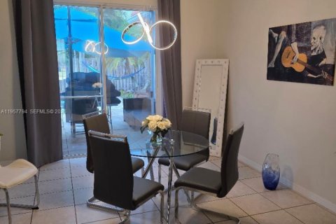 Casa en alquiler en Miami, Florida, 3 dormitorios, 198.9 m2 № 2011612 - foto 10