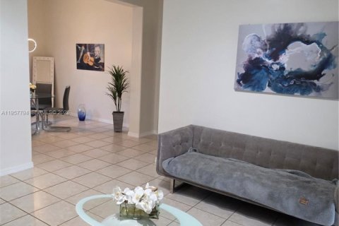 Casa en alquiler en Miami, Florida, 3 dormitorios, 198.9 m2 № 2011612 - foto 6
