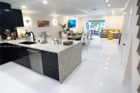 Townhouse in North Miami Beach, Florida 2 bedrooms, 138.05 sq.m. № 2022092 - photo 12