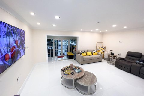 Townhouse in North Miami Beach, Florida 2 bedrooms, 138.05 sq.m. № 2022092 - photo 8