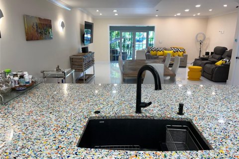 Townhouse in North Miami Beach, Florida 2 bedrooms, 138.05 sq.m. № 2022092 - photo 2