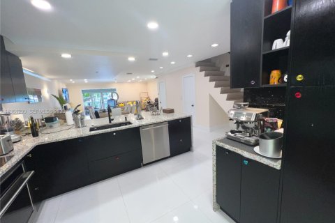 Townhouse in North Miami Beach, Florida 2 bedrooms, 138.05 sq.m. № 2022092