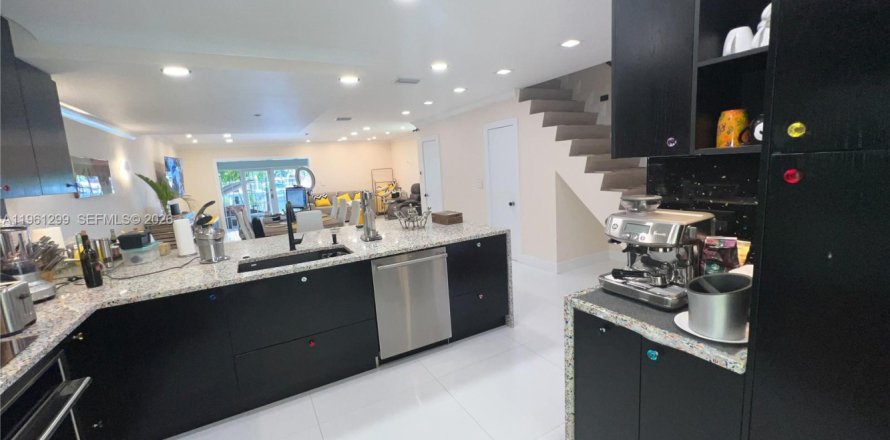 Townhouse in North Miami Beach, Florida 2 bedrooms, 138.05 sq.m. № 2022092