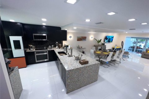 Townhouse in North Miami Beach, Florida 2 bedrooms, 138.05 sq.m. № 2022092 - photo 13
