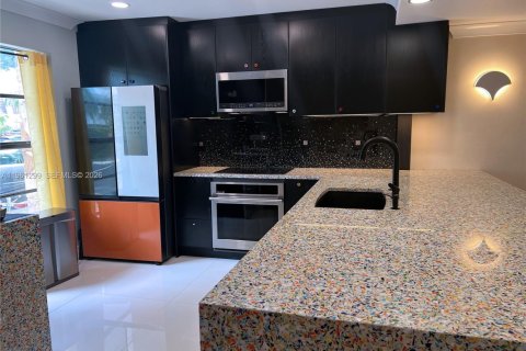 Townhouse in North Miami Beach, Florida 2 bedrooms, 138.05 sq.m. № 2022092 - photo 3