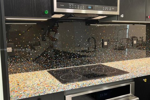 Townhouse in North Miami Beach, Florida 2 bedrooms, 138.05 sq.m. № 2022092 - photo 4