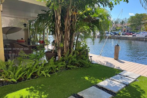 Townhouse in North Miami Beach, Florida 2 bedrooms, 138.05 sq.m. № 2022092 - photo 11