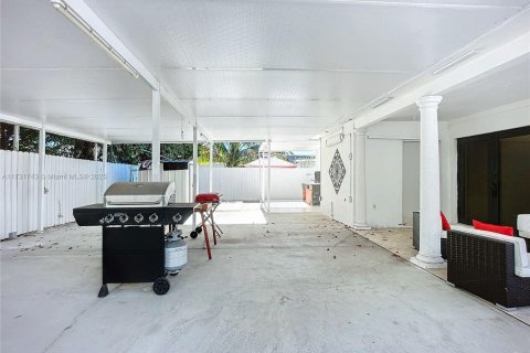 House in Miami, Florida 3 bedrooms, 154.4 sq.m. № 2013502 - photo 26