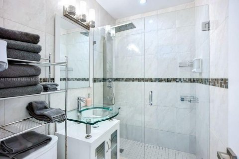 House in Miami, Florida 3 bedrooms, 154.4 sq.m. № 2013502 - photo 20