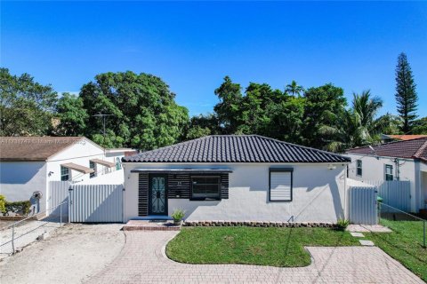 House in Miami, Florida 3 bedrooms, 154.4 sq.m. № 2013502 - photo 2