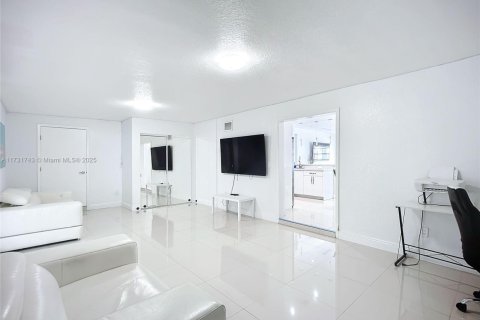 House in Miami, Florida 3 bedrooms, 154.4 sq.m. № 2013502 - photo 15