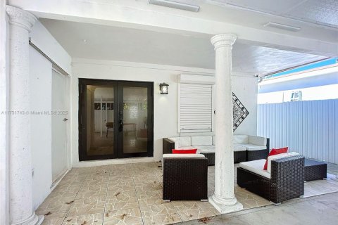 House in Miami, Florida 3 bedrooms, 154.4 sq.m. № 2013502 - photo 24