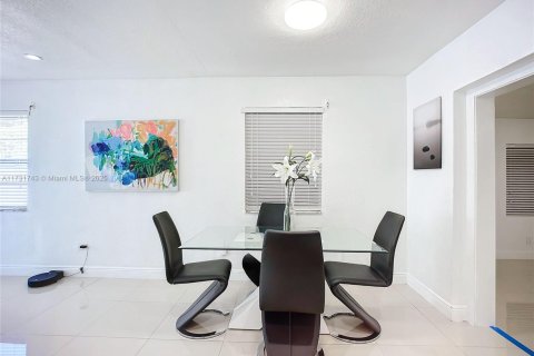 House in Miami, Florida 3 bedrooms, 154.4 sq.m. № 2013502 - photo 11