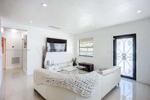 House in Miami, Florida 3 bedrooms, 154.4 sq.m. № 2013502 - photo 8