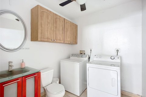 House in Miami, Florida 3 bedrooms, 154.4 sq.m. № 2013502 - photo 25