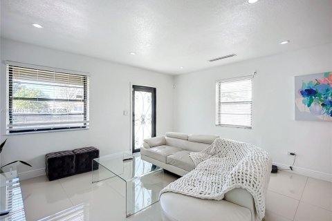 House in Miami, Florida 3 bedrooms, 154.4 sq.m. № 2013502 - photo 9