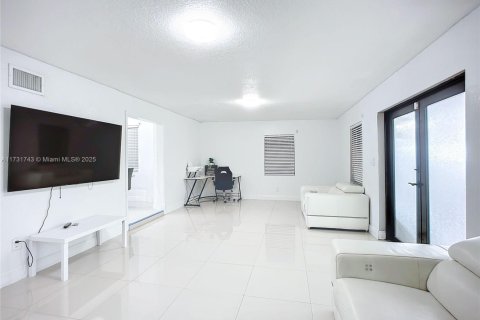 House in Miami, Florida 3 bedrooms, 154.4 sq.m. № 2013502 - photo 16