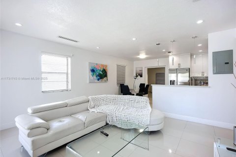 House in Miami, Florida 3 bedrooms, 154.4 sq.m. № 2013502 - photo 6