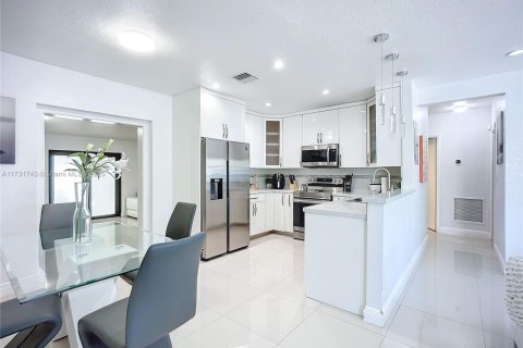 House in Miami, Florida 3 bedrooms, 154.4 sq.m. № 2013502 - photo 10