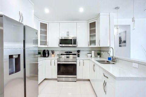 House in Miami, Florida 3 bedrooms, 154.4 sq.m. № 2013502 - photo 13