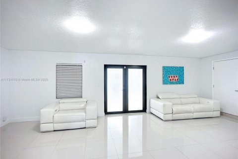 House in Miami, Florida 3 bedrooms, 154.4 sq.m. № 2013502 - photo 14