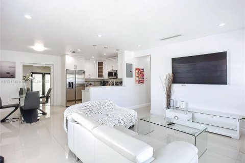 House in Miami, Florida 3 bedrooms, 154.4 sq.m. № 2013502 - photo 7