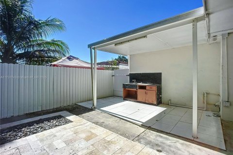 House in Miami, Florida 3 bedrooms, 154.4 sq.m. № 2013502 - photo 30