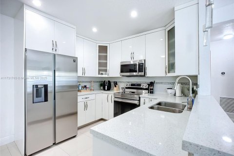 House in Miami, Florida 3 bedrooms, 154.4 sq.m. № 2013502 - photo 12