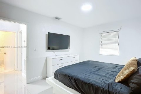 House in Miami, Florida 3 bedrooms, 154.4 sq.m. № 2013502 - photo 18